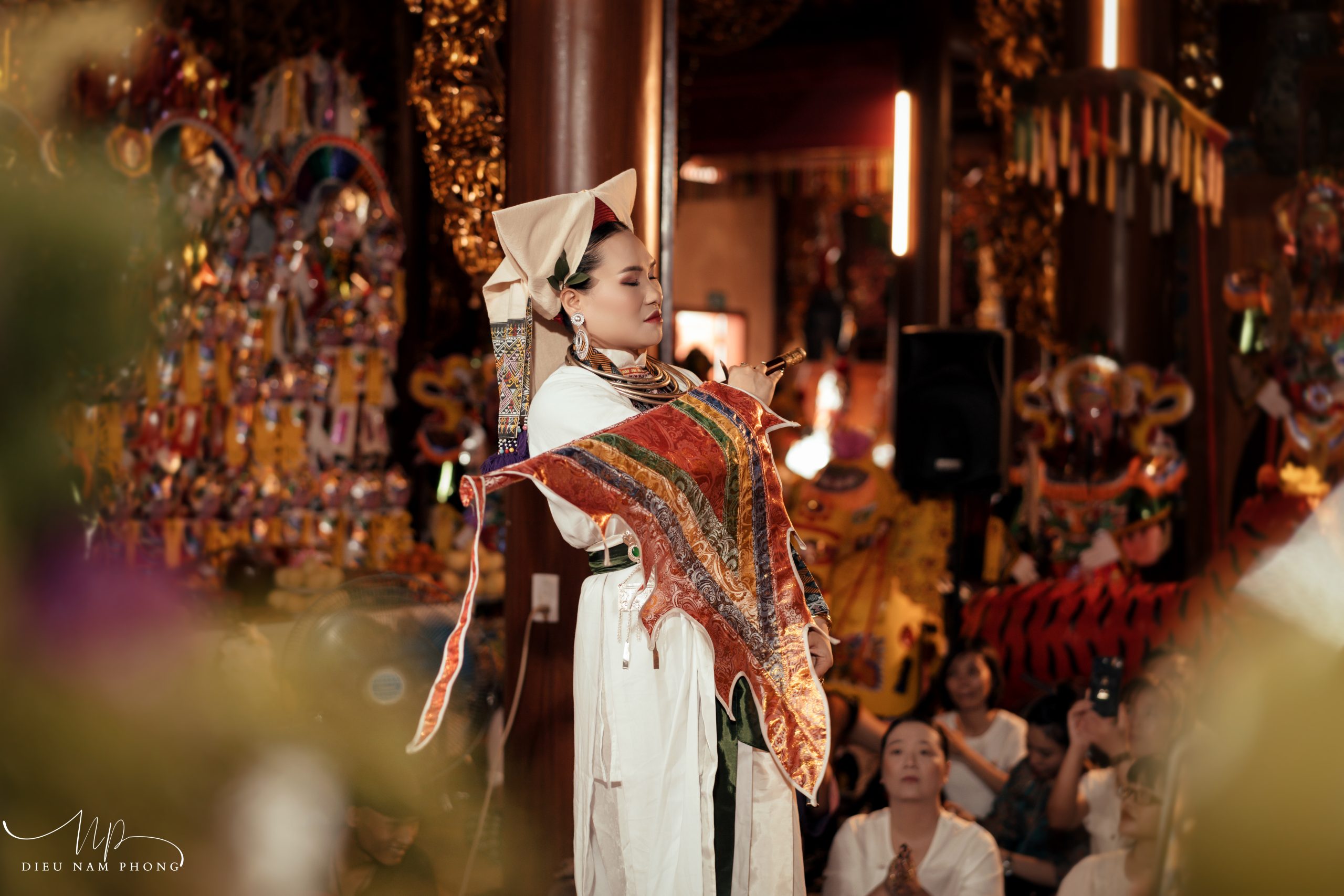 chụp ảnh hầu đồng